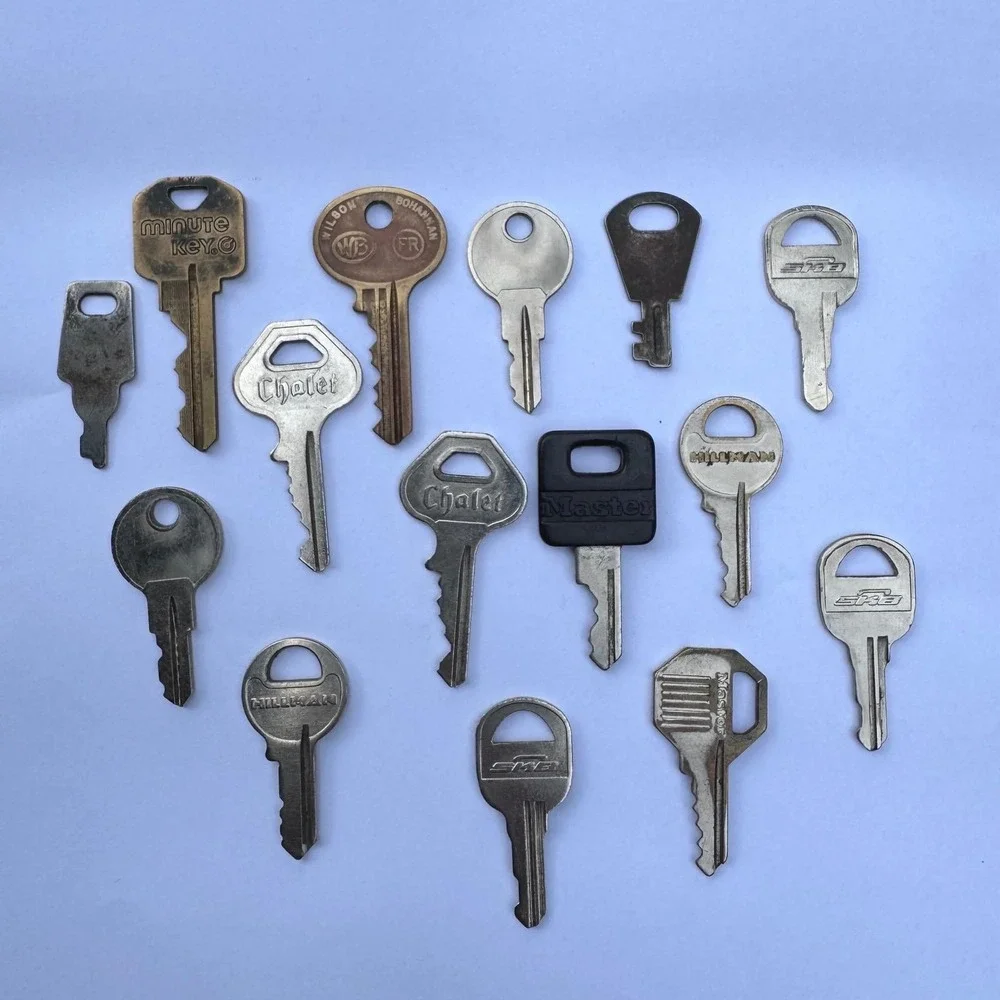 Vintage key lot of 15 as shown in photo - metal stamping junk journal charms